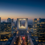 Vue aérienne du quartier d'affaires de La Défense au crépuscule, illustrant le classement des meilleurs cabinets Executive Search en France