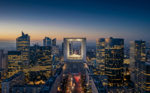 Vue aérienne du quartier d'affaires de La Défense au crépuscule, illustrant le classement des meilleurs cabinets Executive Search en France